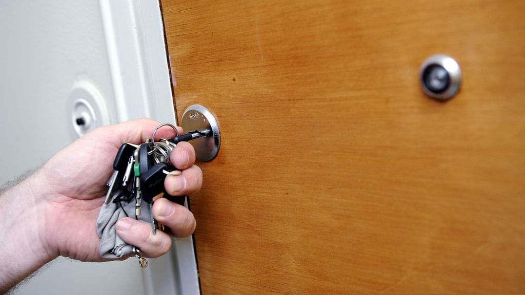 Viranomaiset voivat havaita pimeitä vuokrasuhteita esimerkiksi silloin, kun etsityn henkilön sijaan asunnosta löytyykin useita muita henkilöitä.