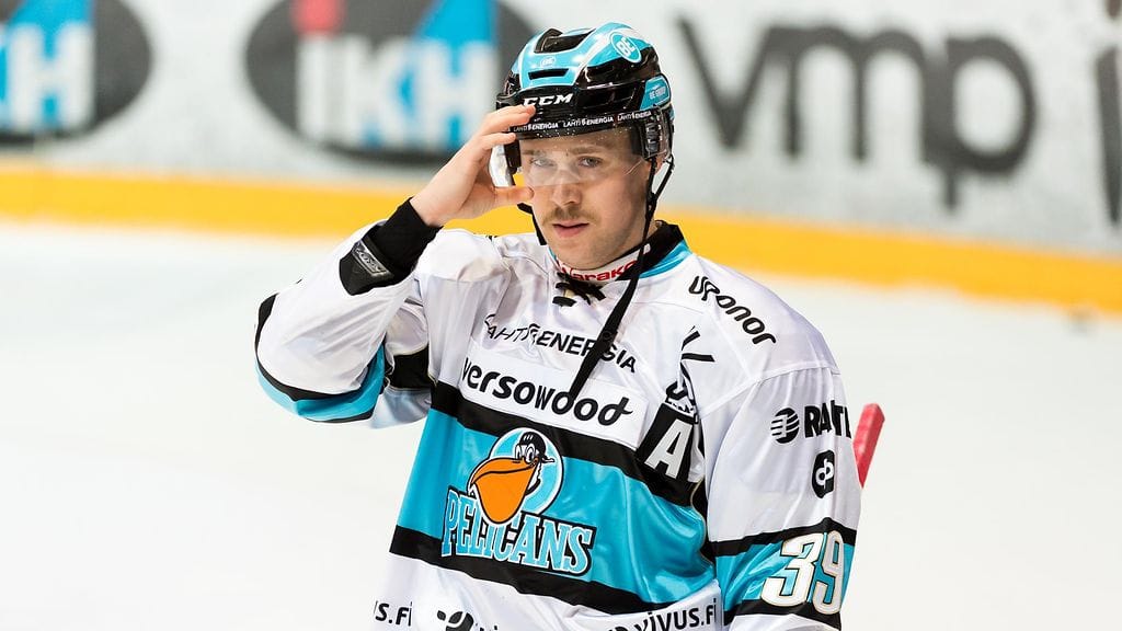 Pelicansin Marko Pöyhönen pelaa illalla puolustajan tontilla.