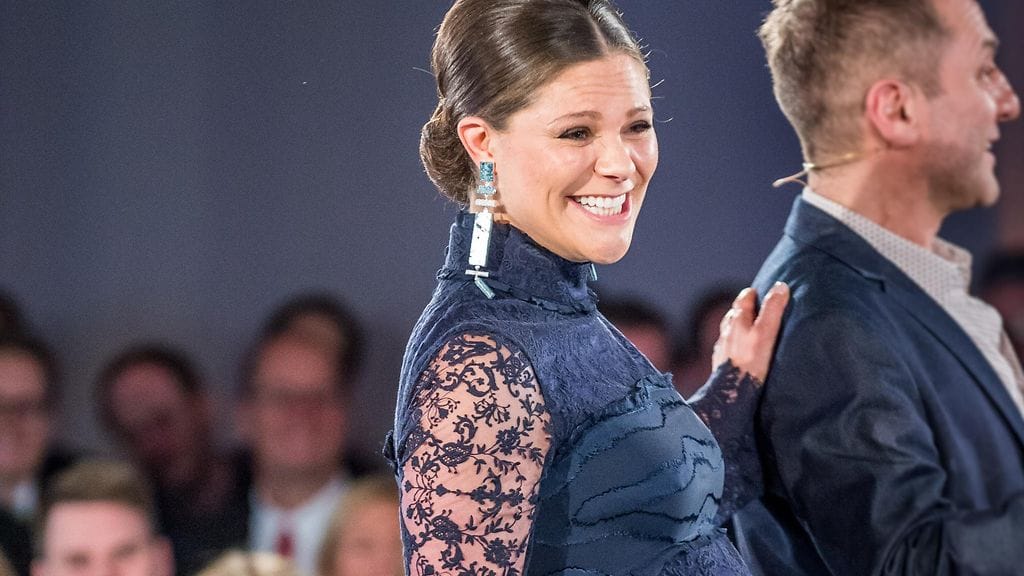 Victoria nauroi räiskyvästi läpi illan.