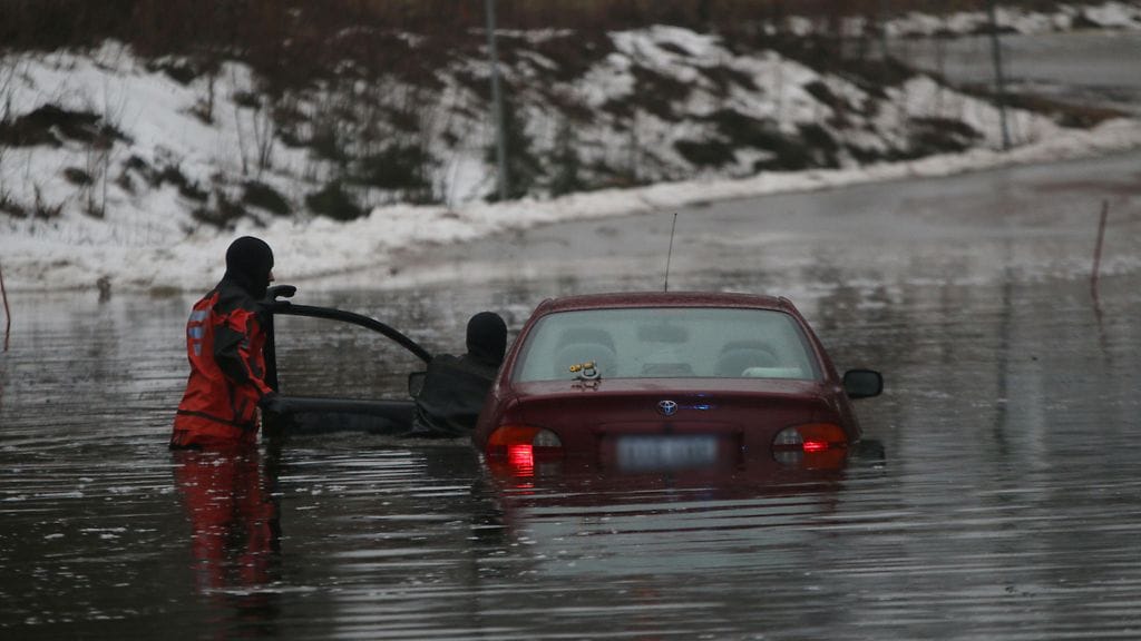 Pelastuslaitoksen tehtäväksi jäi auton hinaaminen pois vedestä sekä alueen eristäminen.