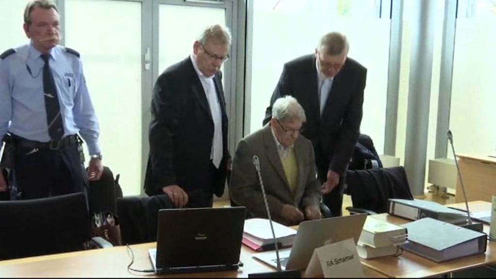 Auschwitzin keskitysleirin entinen vartija, 94-vuotias Reinhold Hanning joutui oikeuteen osallisuudesta kymmenien tuhansien ihmisten murhiin.