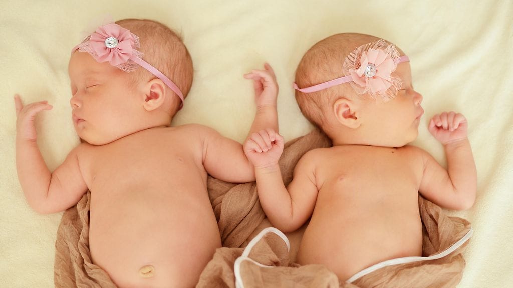 Vain kolmen minuutin erolla syntyneet kaksostytöt synnyttivät omat lapsensa lähes yhtä pienellä aikaerolla.