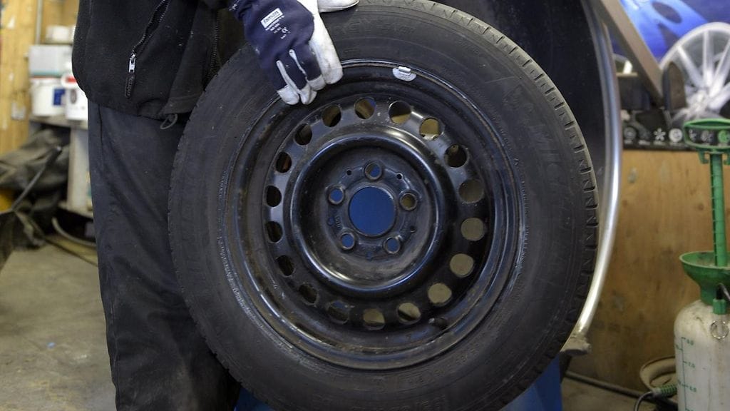 Pelti- tai teräsvanne asentajan hyppysissä.