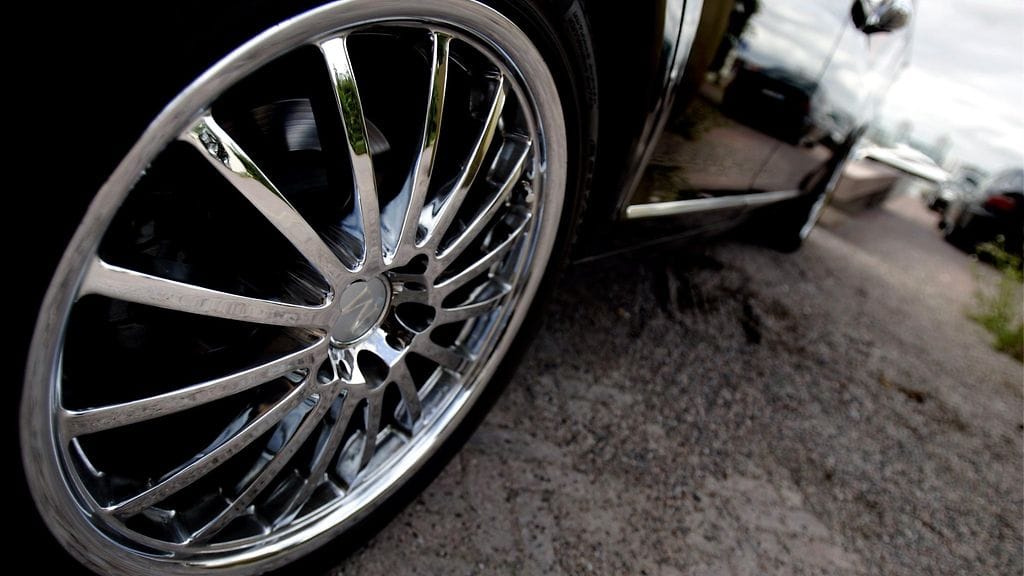 Kromipintainen alumiinivanne.