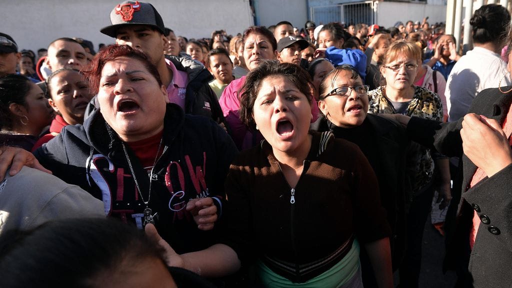 Vankien sukulaisia meksikolaisen Topo Chicon vankilan ulkopuolella 11. helmikuuta 2016. Vankilassa tapahtuneessa mellakassa kuoli yli 50 ihmistä.