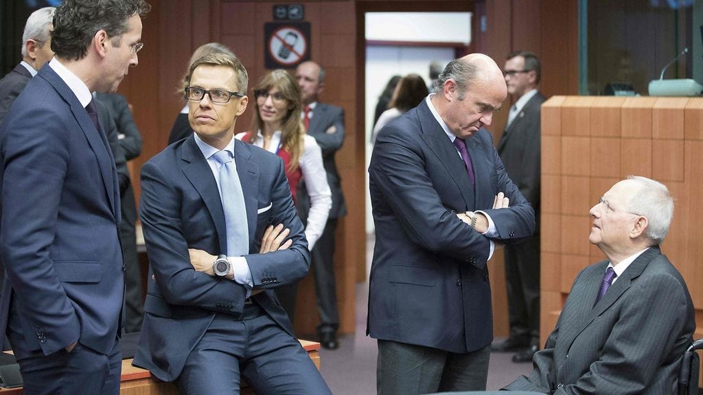 Suomesta kokoukseen osallistuu valtiovarainministeri Alexander Stubb (kok.). Kuvassa Stubb kuvattuna juttelemassa kollegoilleen Brysselissä 11.2.2016.