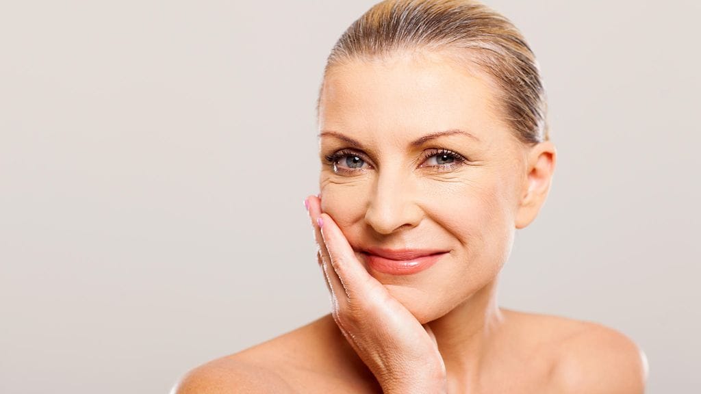 Aikuisen naisen kevätmeikissä tärkeintä on huolellisesti tehty meikkipohja.