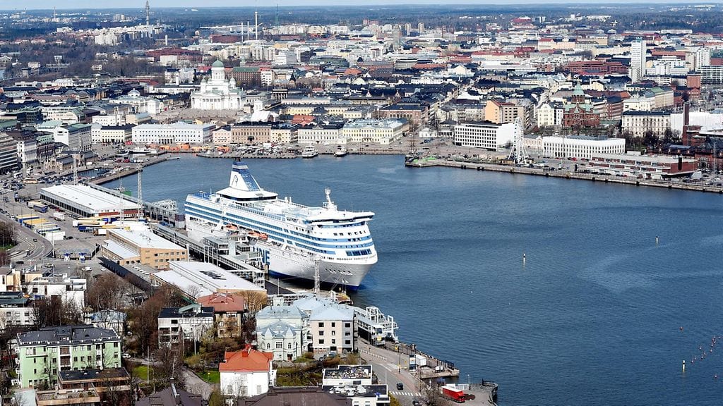 Risteilylaiva Helsingin edustalla. Kuvituskuva.