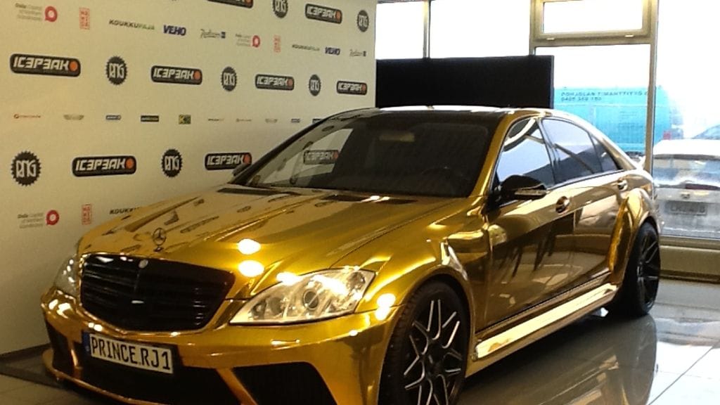 Prinssin kullattu S-Mersu Oulun Veholla.