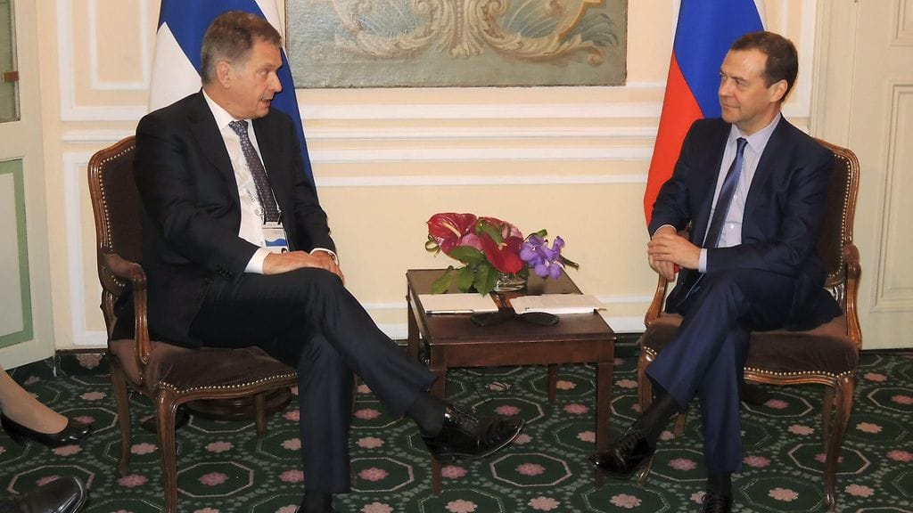 Suomen presidentti Sauli Niinistö (vas.) ja Venäjän pääministeri Dmitri Medvedev keskustelevat tapaamisessaan Munchenin turvallisuuskonferenssissa Saksassa 12. helmikuuta 2016.