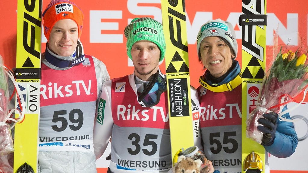 Kenneth Gagnes (vas.), Robert Kranjec ja Noriaki Kasai podiumilla.