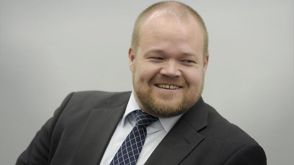 Janne Pesonen jatkaa kokoomuksen puolusihteerinä.