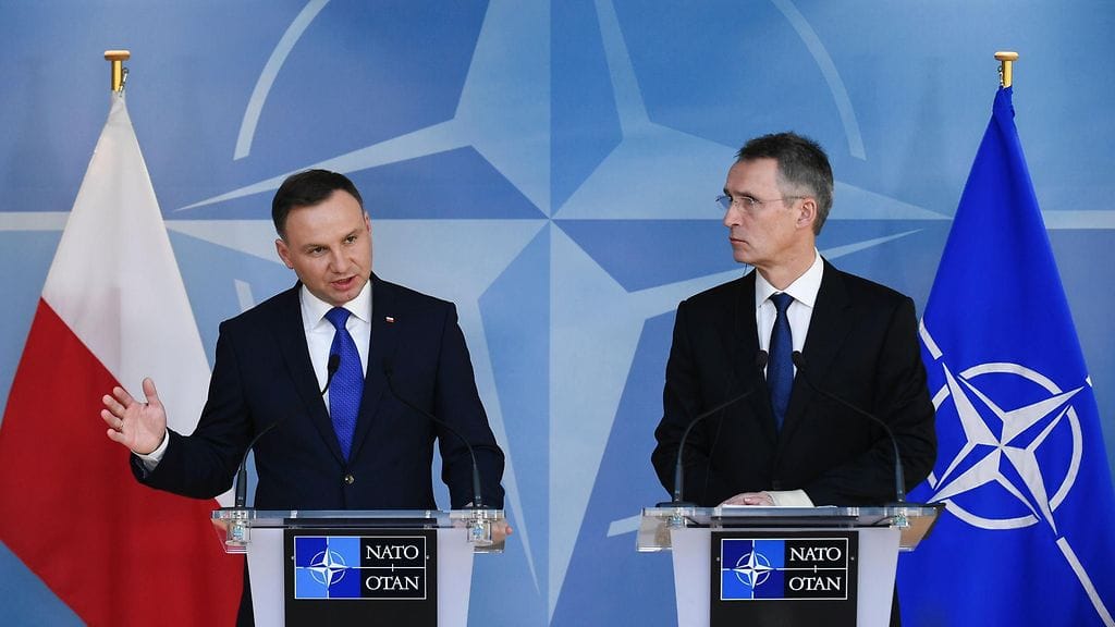 Puolan ennakoidaan antavan Natolle virallisen pyynnön pysyvistä tukikohdista heinäkuussa. Kuvassa presidentti Andrzej Duda sekä Naton pääsihteeri Jens Stoltenberg lehdistötilaisuudessa 18. tammikuuta 2016.