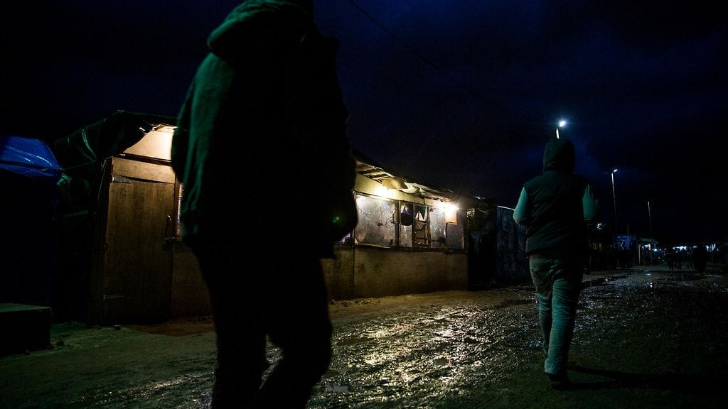 Ihmisiä kävelemässä viidakoksi kutsutulla Calais'n leirillä 14. tammikuuta 2016.