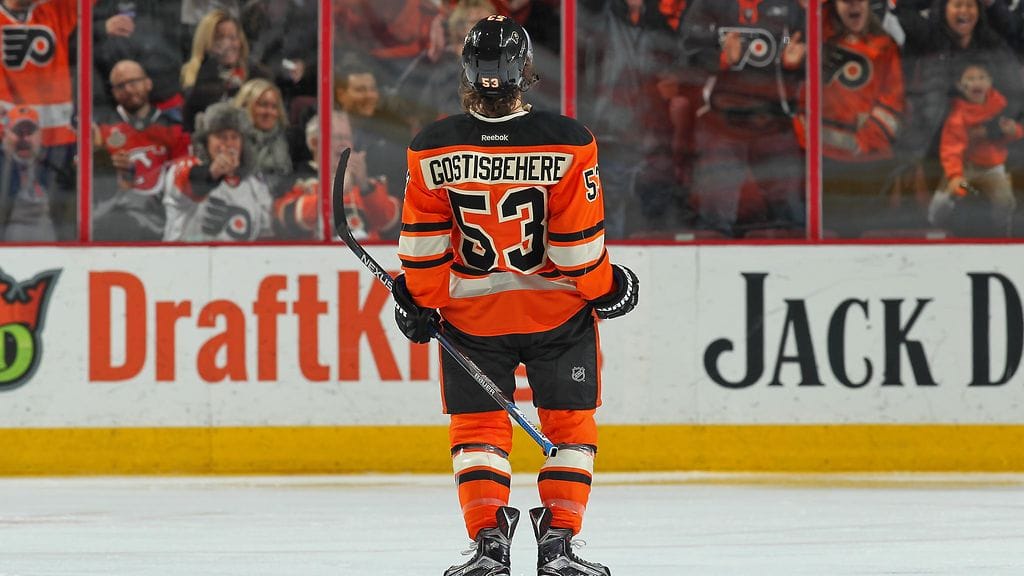 Shayne Gostisbehere tuulettaa New Jerseyn verkkoon tekemäänsä maalia.