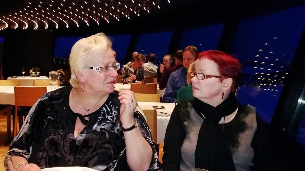 Maarit Lepistö (vas.) ja Jaana Hautala harrastavat yhdessä muun muassa kulttuuria käymällä teattereissa, oopperassa ja yhteisten suosikkien, Hectorin ja Anneli Saariston konserteissa. Kuvassa naiset ovat Näsinneulassa.