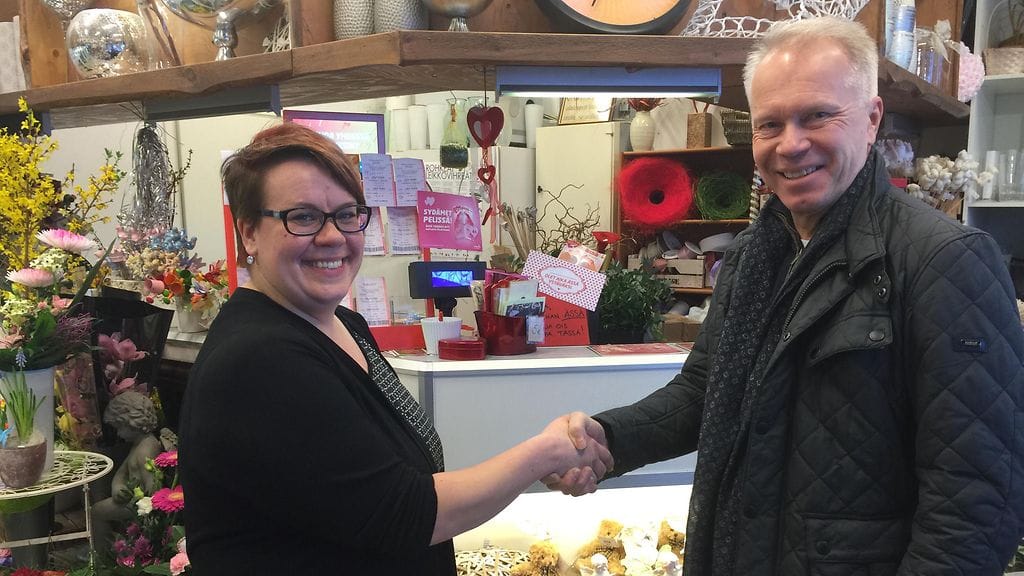 Voittoarvan myyneen kukkakaupan kauppias Miia Juntunen ja Veikkauksen myyntijohtaja Kimmo Tolonen tapasivat sunnuntaina.