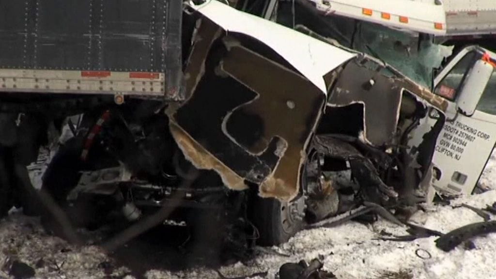 Kymmeniä autoja kolaroi Lebanon Countyssä Pennsylvaniassa 14. helmikuuta 2016. Useita ihmisiä kuoli kolaroinnissa.  Kuvakaappaus AP:n videomateriaalista.