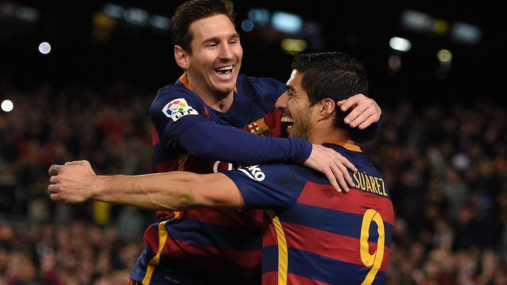 Barcelonan hyökkääjätähdet Lionel Messi ja Luis Suarez juhlivat maalia.
