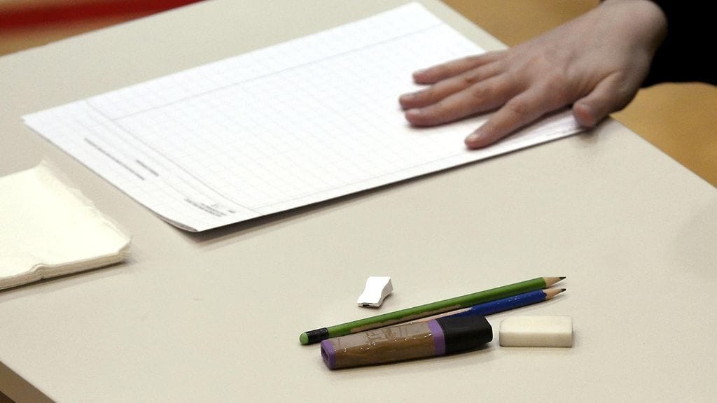 Nuoret miehet jäivät kiinni, kun he yrittivät huijata ammattikoulun pääsykokeissa. Kuvituskuva.