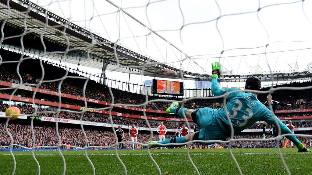 Arsenal-vahti Petr Cech aavistaa väärin Jamie Vardyn rangaistuspotkun.