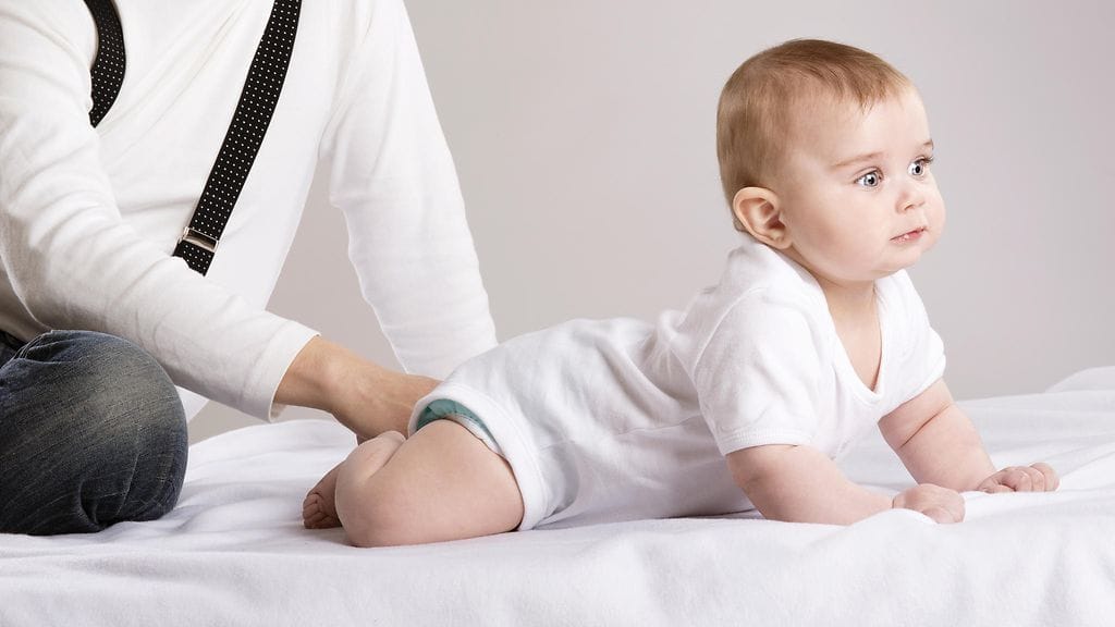 Neljän pienen lapsen isä julkaisi vastineen vaimonsa suositulle iltarutiinivideolle.