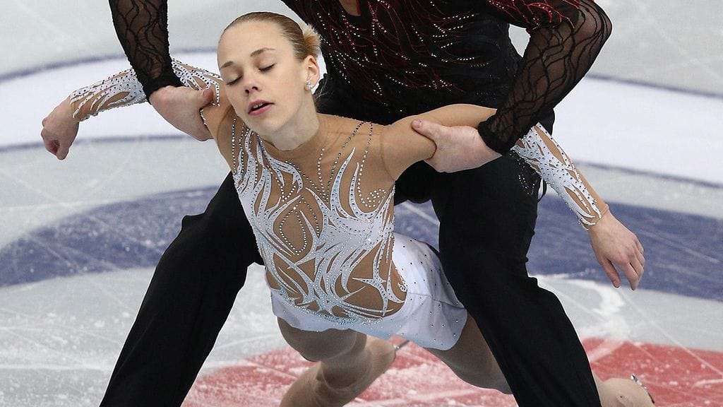 Julia Antipova parinsa Nodari Maisuradzen käsivarsilla vuonna 2013.