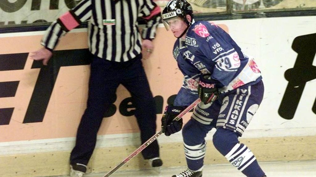 Juha Riihijärvi Leijonat-paidassa huhtikuussa 1997.