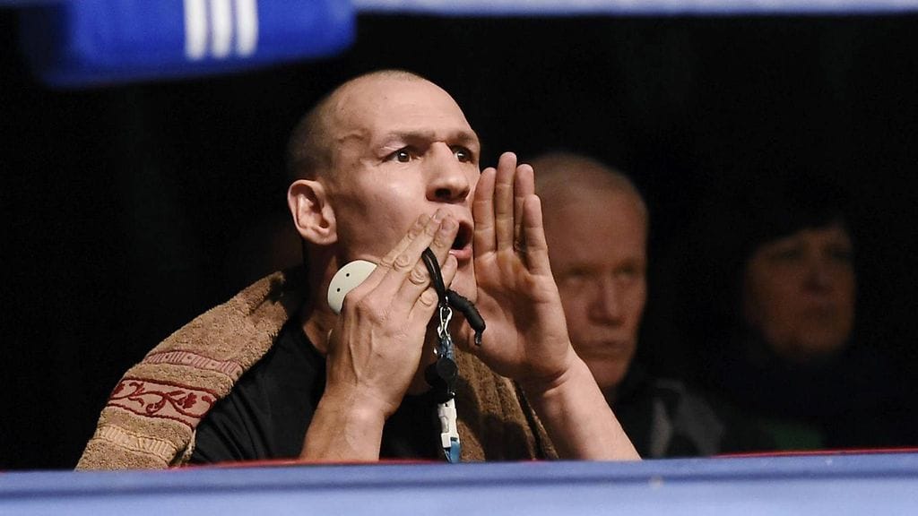 Amin Asikainen valmennushommissa SM-kisoissa helmikuussa 2015.