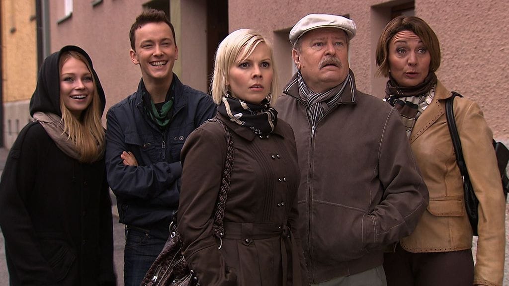 Salattujen elämien Iida, Tale, Isabella, Seppo ja Helena, eli Rosa Rusanen, Emil Hallberg, Kirsi Ståhlberg, Jarmo Koski ja Anneli Ranta.