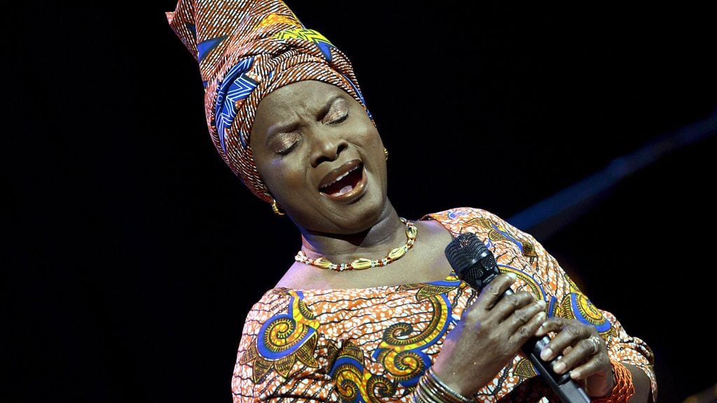 Afrofunkin supertähti Angelique Kidjo konsertoimassa Helsingissä 27. maaliskuuta 2013.