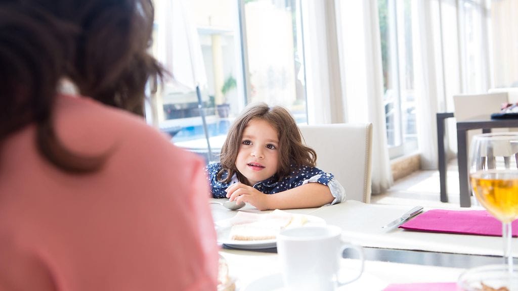 Neljävuotias poika halusi ilahduttaa äitiään ystävänpäiväillallisella.