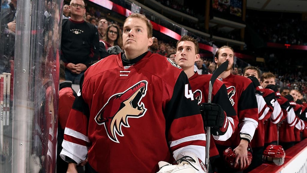 Nathan Schoenfeld kuuntelemassa kansallislaulua.