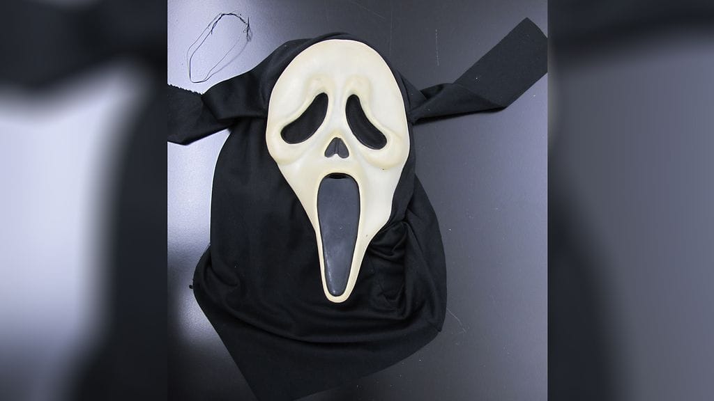 Kuopiossa Siwan ryöstänyt oli naamioitunut tähän Scream-elokuvista tuttuun maskiin, jonka hylkäsi ryöstön jälkeen roskakatokseen. (Poliisin kuva)