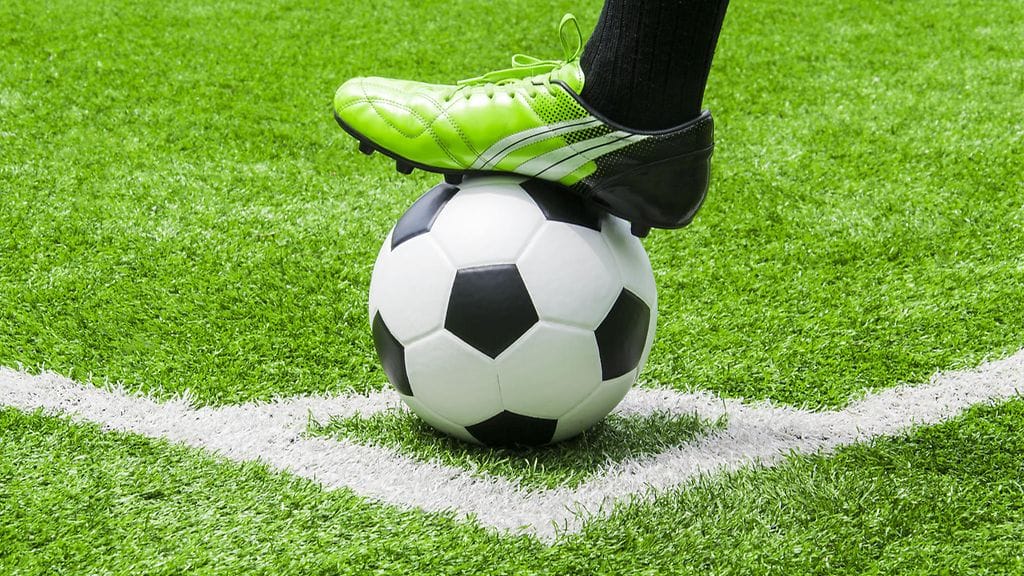 Teinipoika ei potki enää palloa joukkueessaan. Kuvituskuva.