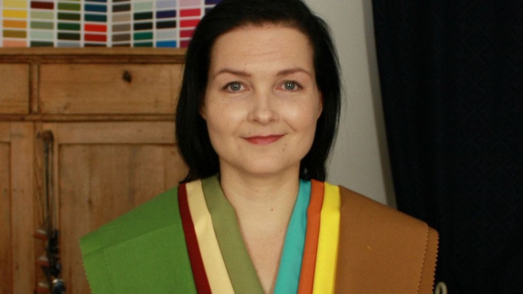 Vasemmalla mallin yllä on mahdollisimman epäedullinen värikartta, oikealla imarteleva.  Muun muassa ihon väri muuttuu ja otsan juonteet näkyvät selkeämmin.