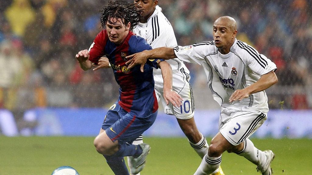 Lionel Messi ja Roberto Carlos vääntävät lokakuussa 2006.