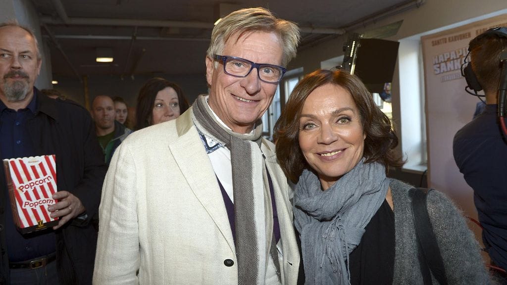 Olli Tola ja Lena Meriläinen vahvistavat parisuhdettaan Ylen ohjelmassa.