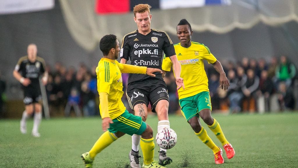 Matej Hradecky (kesk.) SJK-paidassa liigacupin ottelussa tiistaina.