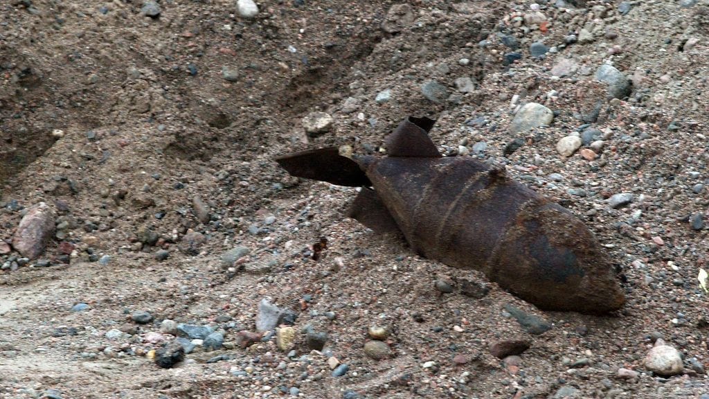 Kuvituskuvassa maastosta löytynyt lentopommi.