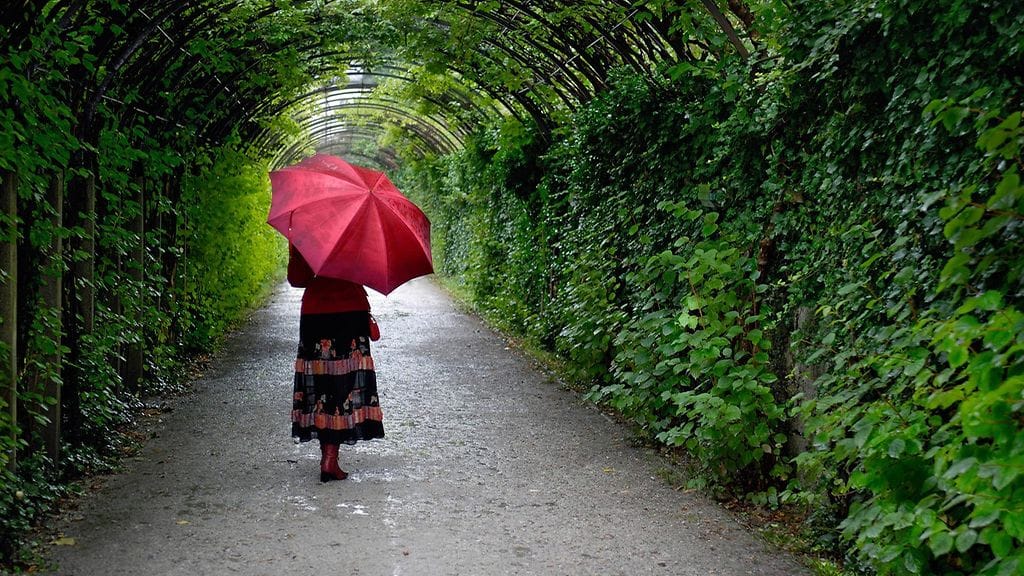 nainen_sateenvarjo