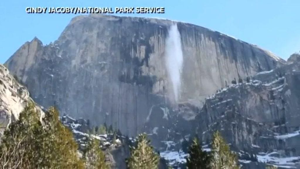 Yosemiten kansallispuistossa kuvattu video jään syöksymisestä vuorelta alas on saanut satojatuhansia katsojia.