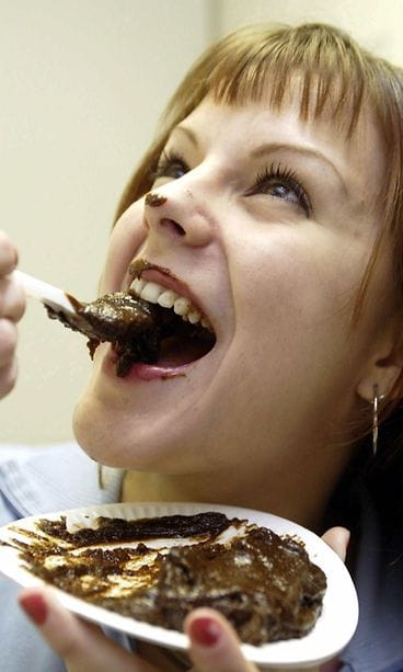 Satu Tuomisto 22.3.2003 mämminsyönnin maailmanmestaruuskisoissa 2