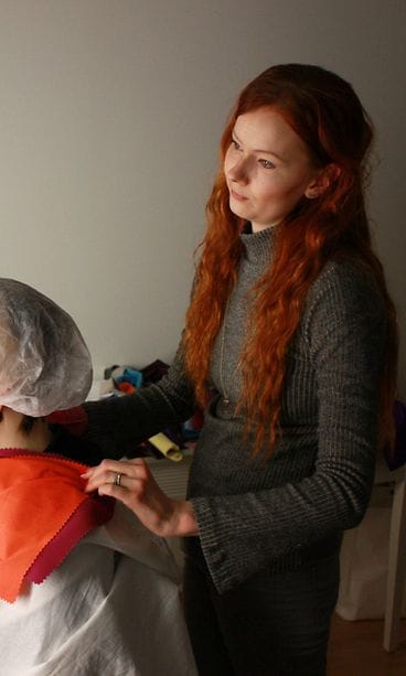 Anne Uunila tekee värianalyysia,.