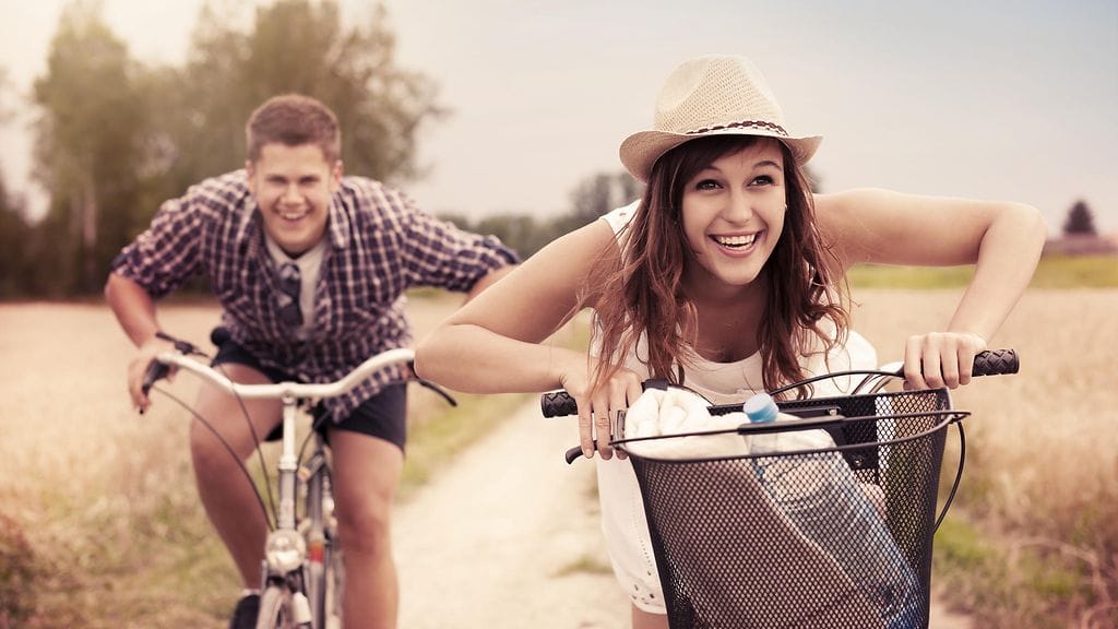 Leikkimielinen kisailu ja hassuttelut tuovat treffeille rentoa tunnelmaa.