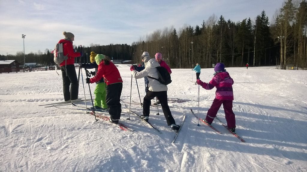 Ilmastonmuutos lyhentää hiihtokautta koko Suomessa.