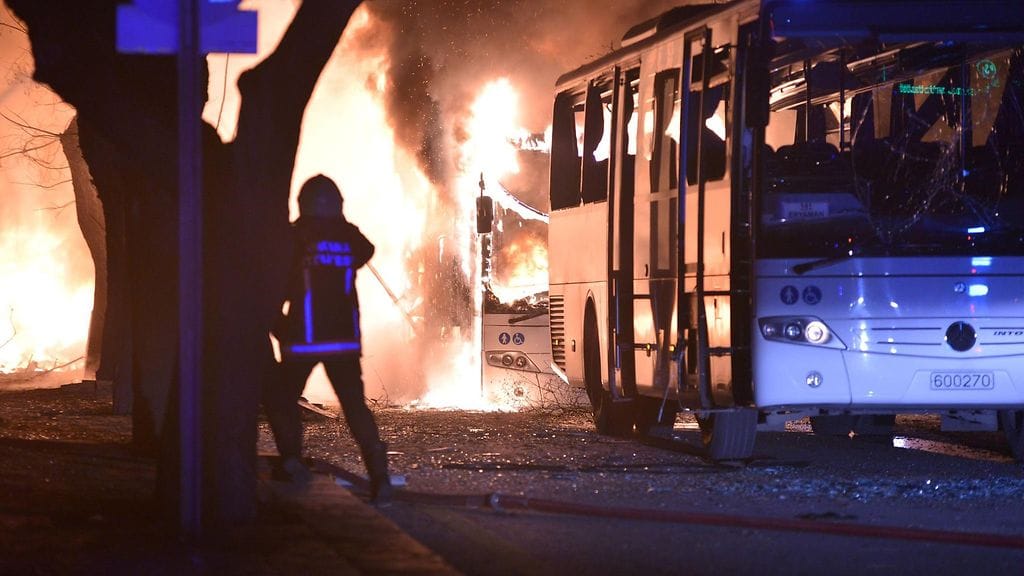 Palomiehet sammuttivat räjähdyksen sytyttämää tulipaloa Ankarassa 17. helmikuuta 2016.