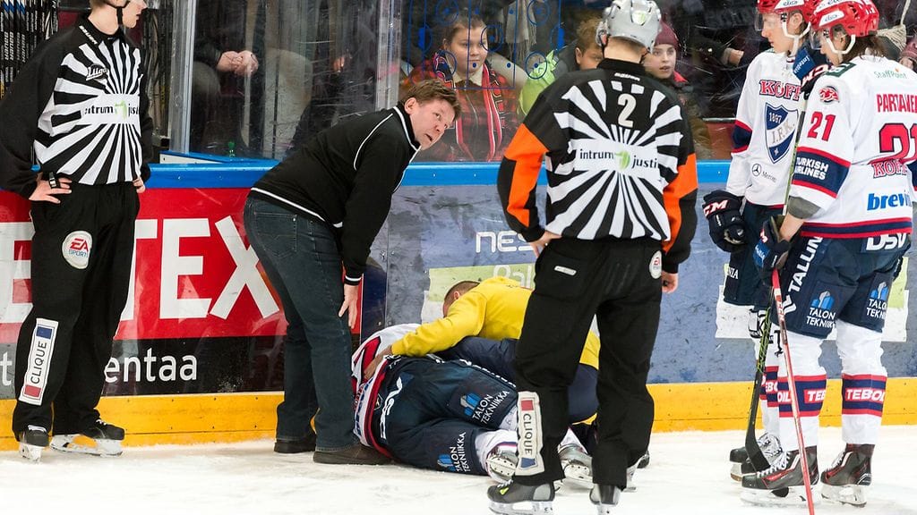 Tomas Zaborsky makasi tuskissaan jään pinnassa.