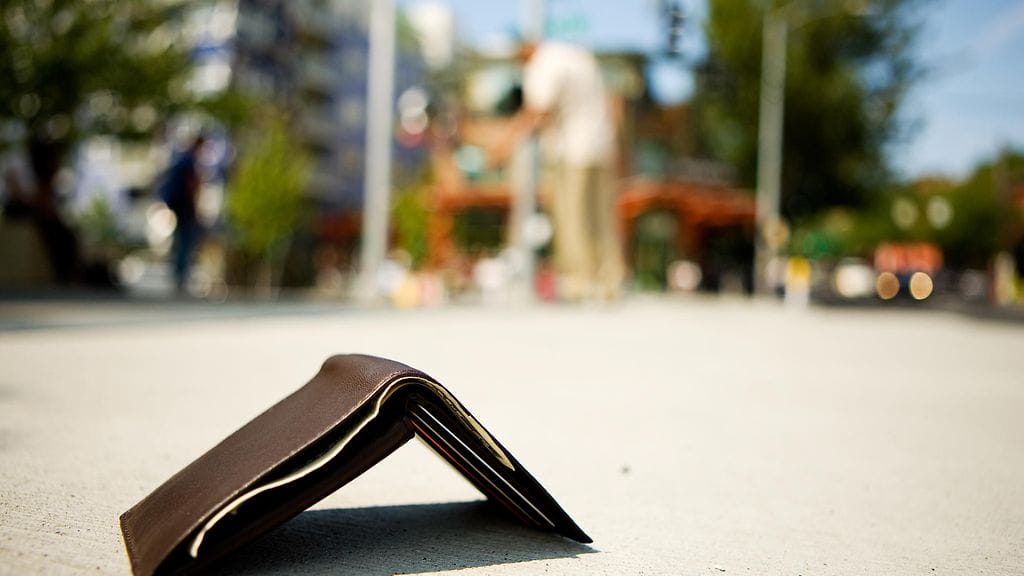 "Löysin lompakkosi ja ajokortissasi oli osoitteesi, joten tässä luottokorttisi ja muut tärkeät asiat..." Kuvituskuva.