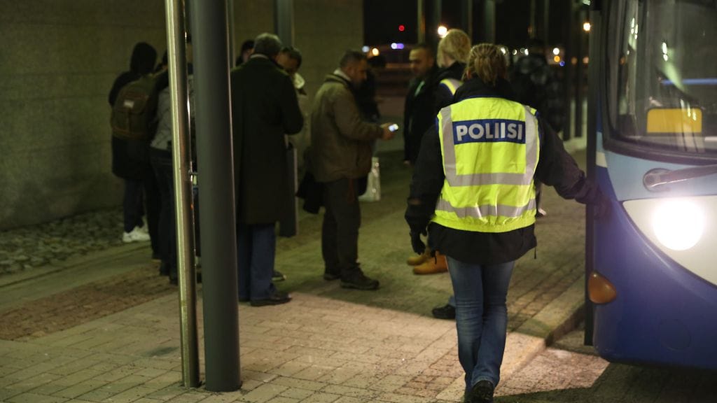 Turvapaikanhakijoita palautetaan Helsinki-Vantaalla helmikuussa 2016
